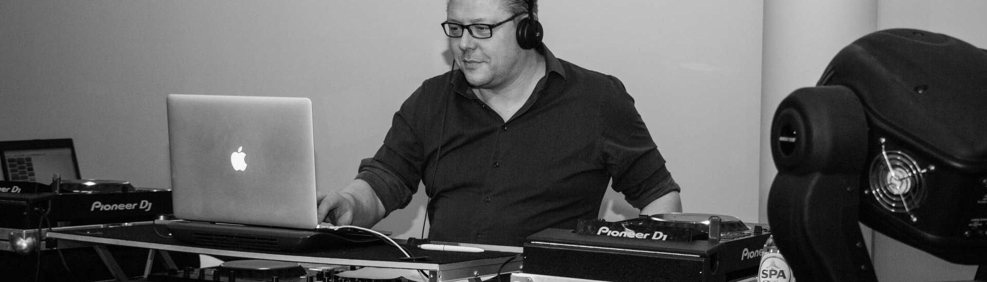 Dj sven zwart wit